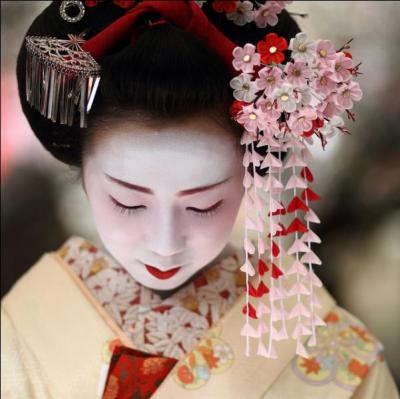 Une geisha est une femme japonaise ddiant sa vie  la ...