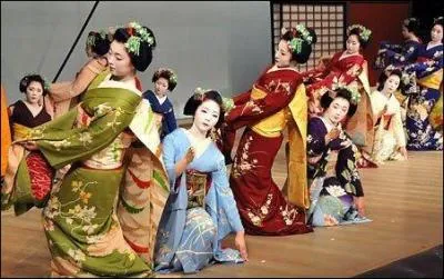 Aujourd'hui, le Mizuage est une crmonie o la maiko remplace son col rouge par un col blanc car sa grande soeur la dclare prte  tre une geisha.