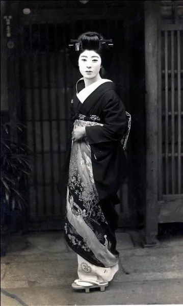 Elle est considre comme la plus grande dame du Gion des annes 1960-70. Elle a conseill Arthur Golden pour son roman,  Geisha , qu'elle a par la suite dnigr. Elle a crit  Ma vie de geisha .