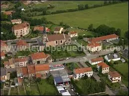 Nous survolons le village Mosellan de Rchicourt-le-Chteau, connu pour avoir sur son territoire la plus haute cluse de France. Nous sommes dans le ciel de la rgion ...