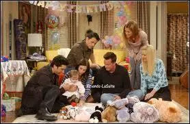 Quel livre lit-il pour l'anniversaire d'Emma ?