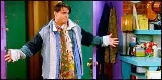 Laquelle de ses surs met un coup de poing  Chandler ?