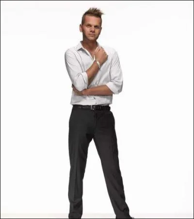 Keen'v danse avec ________.