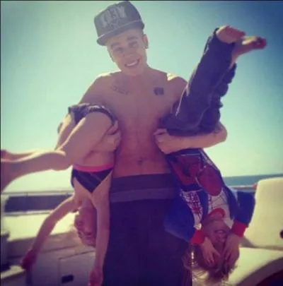 Comment s'appellent la maman et le papa de Justin ?