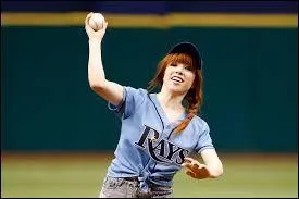 Dans la chanson  Beautiful , elle fait un duo avec :