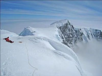 A quelle altitude le Mont Paget, point culminant de la Gorgie du Sud, culmine t-il ?
