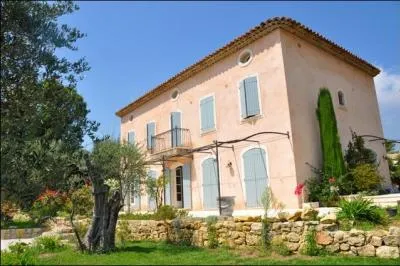 Comment s'appelle la maison provenale  quatre murs situe en hauteur ?