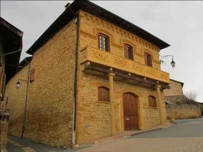 Dans quelle rgion de France peut-on voir des maisons en pierre dore qui prennent de belles teintes au coucher du soleil ?