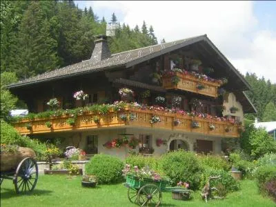 Ce chalet fleuri est typique d'une rgion d'Europe. Laquelle ?