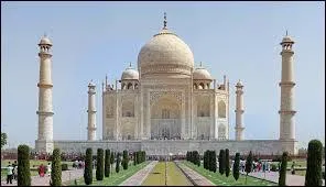 Voici le Taj Mahal, en Inde se situant dans la ville de :