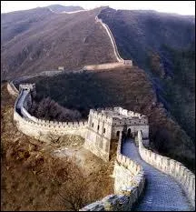 Voici la grande muraille de Chine, dont, officiellement, la longueur est d'environ :