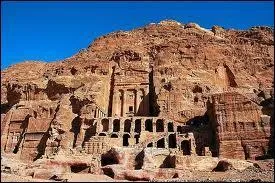 Voici la cit troglodytique de Ptra qui se situe en :