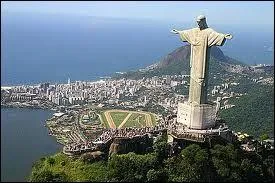 Voici la statue du Christ Rdempteur de Rio de Janeiro au Brsil. Elle se situe en haut du mont de :