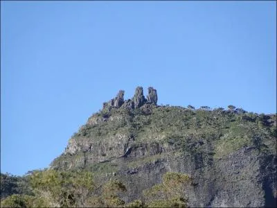 Quel est le nom de ces trois pics trs connus ?