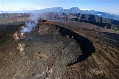 Quel est le nom du cratre principal du piton de la Fournaise ?