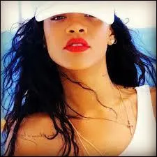 Quelle est sa dernire couleur de cheveux (septembre 2013) ?