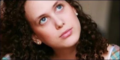 Comment se prénomme le chef de la secte qui enrôle et abuse de la naïveté de Noémie ?