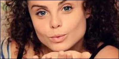 Pourquoi Lucile s'installe avec la bande dans la maison ?