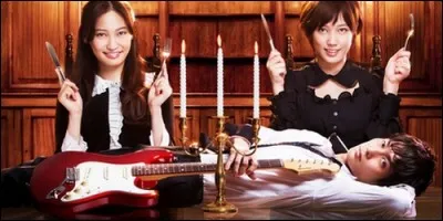 Sakurako et Komachi sont deux amies vampires. Elles ont violé un taboo du monde des vampires et doivent se rendre dans le monde des humains. Elles rencontrent un humain, Hayato. Il s'agit de :