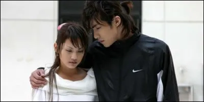 Qi Yue tombe peu à peu amoureuse de Ahmon, il y a seulement un petit problème qui va mettre leur relation en péril, ils vont devenir frère et sur. On peut les voir dans :