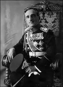 N le 16 dcembre 1888  Cetinje (Montngro), roi du royaume des Serbes, Croates et Slovnes de 1921  1929, puis du Royaume de Yougoslavie de 1929  mon dcs le 9 octobre 1934 o dbarquant  Marseille pour une visite officielle, je suis assassin par un Bulgare du nom de Vlado Tchernozemki, attentat planifi  l'avance par 2 mouvements terroristes yougoslaves, je suis ...