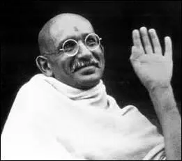 Je nais  Porbandar (Inde) le 2 octobre 1869, je suis un dirigeant politique, important guide spirituel de l'Inde et du mouvement pour l'indpendance de ce pays, je suis assassin le 30 janvier 1948 alors que je me rend vers une runion de prire  New Delhi en recevant plusieurs balles tires par Nathuram Godse, un hindou nationaliste, je me nomme ...