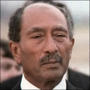 Je nais le 25 dcembre 1918  Mit Aboul Koum (gypte), homme d'tat gyptien, prsident de la rpublique de ce pays de 1970  mon dcs survenu le 6 octobre 1981, durant une parade militaire au Caire par des membres de l'arme, qui appartiennent  l' organisation du  jihad islamiste gyptien  , je reois aussi en 1978 le prix Nobel de la paix, je me nomme ...