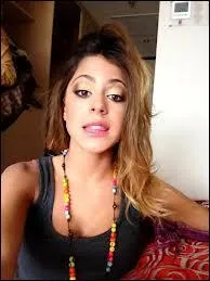 De quelle couleur est le ty and dye de Martina ?