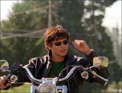 Dans Smallville, que contient la bague rouge que Clark porte ?