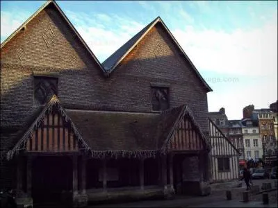 Dirigeons-nous maintenant vers l'�glise Sainte Catherine qui a �t� construite presque enti�rement en bois par des charpentiers de marine apr�s la guerre de Cent ans donc au ...