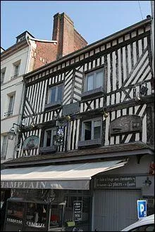 Passons par la place Hamelin, remarquez au num�ro 6 la plaque rappelant que l'�crivain ... auteur de l'ouvrage  On n'est pas des boeufs  est n� l�.