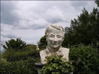 Faisons un d�tour par le Jardin des personnalit�s, parc jouxtant la jet�e dans lequel sont expos�s des bustes repr�sentant les acteurs du patrimoine culturel et historique d'Honfleur. Il y a notamment celui du po�te auteur de  L'invitation au voyage  ...