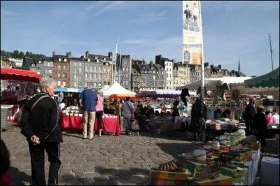 Vous souhaitez en savoir plus sur Honfleur ? Il va falloir vous adresser aux habitants d'Honfleur, les ...