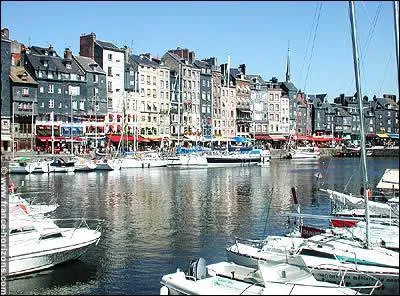Commen�ons par le coin le plus pittoresque d'Honfleur : le Vieux Bassin qui a �t� cr�� par Abraham Duquesne en 1681 sur ordre du secr�taire d'Etat � la marine de Louis XIV ...