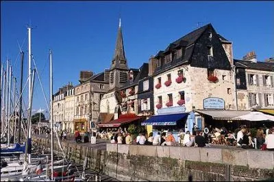 Il y a d'un c�t� les demeures de pierre � 2 �tages et mansard�es du quai ...