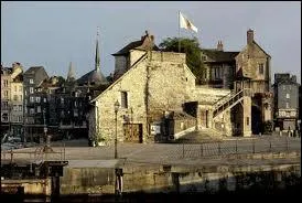 Sur la fa�ade de la Lieutenance qui domine le pont levant vous remarquerez une plaque comm�morant les d�parts de ... pour le Canada dont celui de 1608 qui mena � la fondation de Qu�bec.