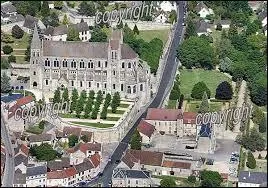Nous survolons la ville picarde de Saint-Leu-d'Esserent. Nous sommes dans le ciel du dpartement n ...