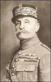 Quel est le nom du gnral charg de mener l'offensive franaise de cette bataille ?