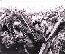  partir d'octobre 1914, la guerre de position commence. Comment appelle-t-on ces fosss creuss par l'homme, o les soldats combattaient tout en s'abritant ?