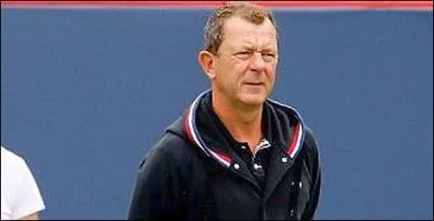 Quel est le prnom de Monsieur Courteau, ancien joueur et entraneur d'Amlie Mauresmo ?