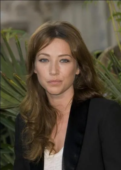 Quel est le prnom de Mademoiselle Smet, fille de Johnny et de Nathalie Baye ?