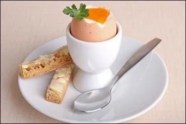 Il existe deux mthodes pour faire cuire les ufs  la coque. Si vous choisissez de les plonger dans l'eau froide,  quel moment les retirez-vous ?