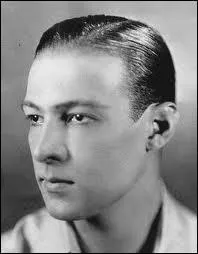 Un peu moins rcent avec le dcs de l'acteur Rudolph Valentino : il meurt  31 ans  New York aprs une opration  l'estomac. Combien de personnes ont assist  ses obsques ?