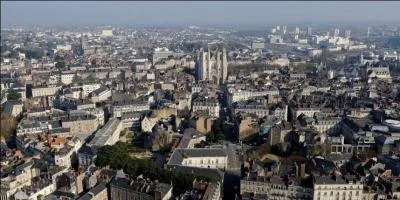 Comment appelle-t-on les zones d'habitation denses ?