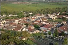 Voici, vu du ciel, le village Meusien des Monthairons. Il se situe en rgion ...