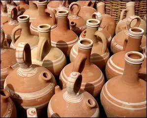 Utilis pour confectionner des bols et autres poteries, on l'a aussi utilis pour la construction. Qu'est-ce ?