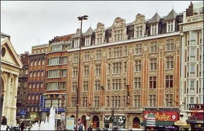 Typique de l'architecture du nord de la France, c'est aussi un synonyme ancien de million.