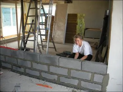 Comment s'appellent ces blocs de bton, parfois creux, qui constituent la plupart des maisons actuelles ?