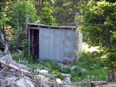 Quel est ce matriau peu noble, qui peut mme voquer la captivit, avec lequel on construit des cabanes et des abris ?