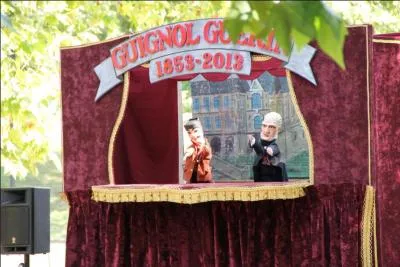 Quel nom donne-t-on  un thatre de marionnettes  gaine ?